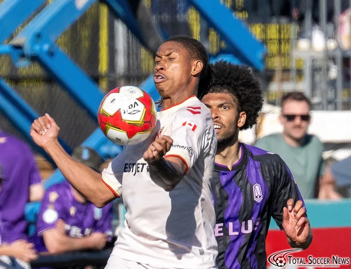 Jugador de Cavalry FC controla el balón Jugador de Cavalry FC controla el balón