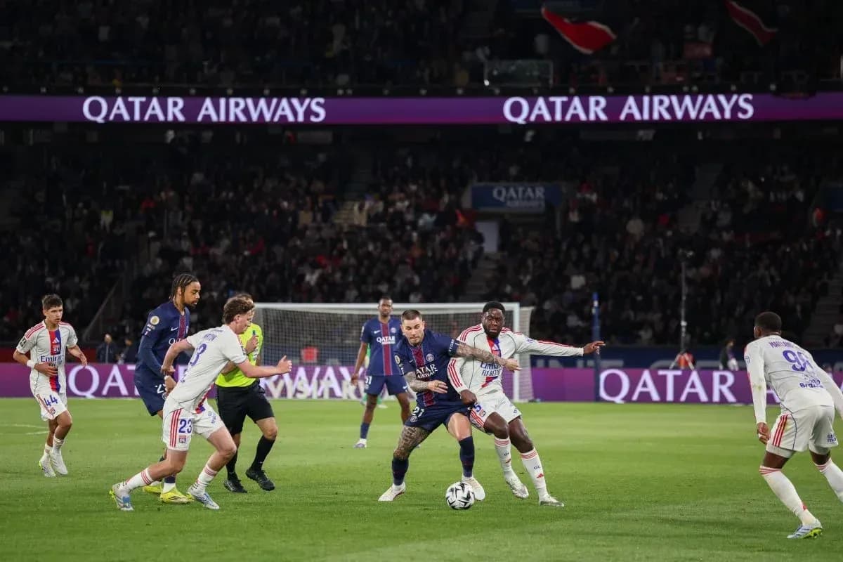 Jugadores de PSG y Lyon luchando por el balón Jugadores de PSG y Lyon luchando por el balón