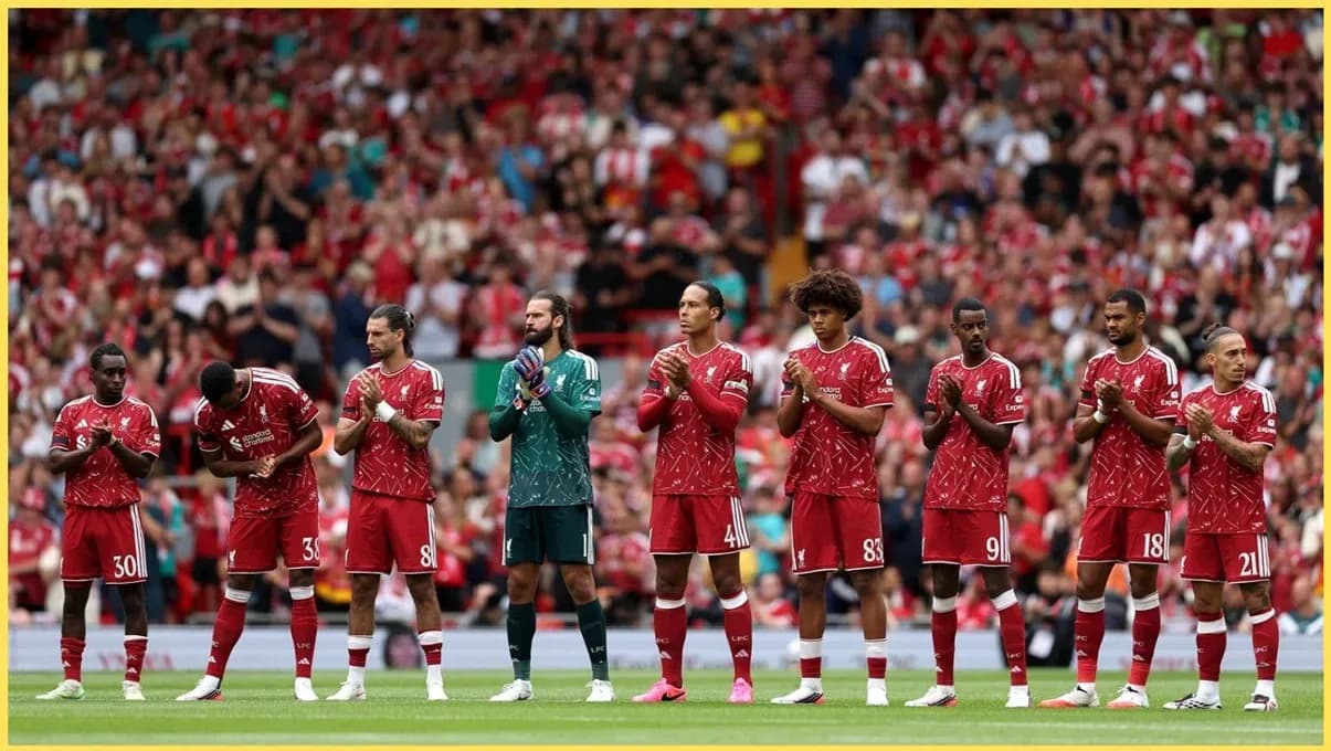 Jugadores de Liverpool aplaudiendo en el campo Jugadores de Liverpool aplaudiendo en el campo