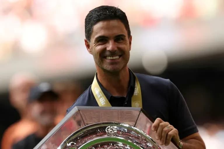 Entrenador sosteniendo trofeo en celebración Entrenador sosteniendo trofeo en celebración