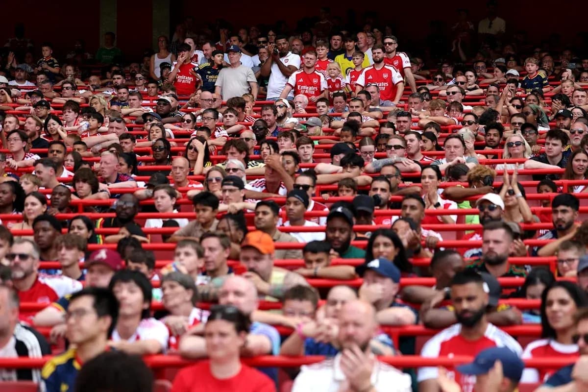 Multitud de aficionados en un estadio de fútbol Multitud de aficionados en un estadio de fútbol