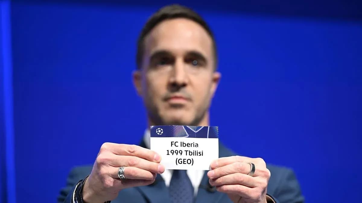 Hombre sosteniendo tarjeta de FC Iberia 1999 Tbilisi Hombre sosteniendo tarjeta de FC Iberia 1999 Tbilisi