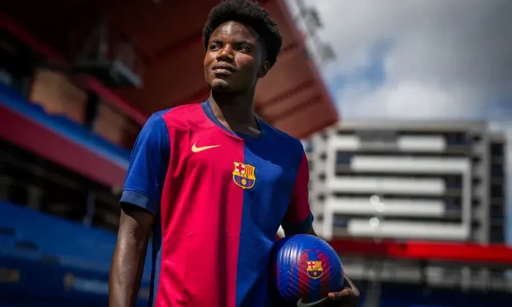 Jugador de FC Barcelona sosteniendo un balón Jugador de FC Barcelona sosteniendo un balón