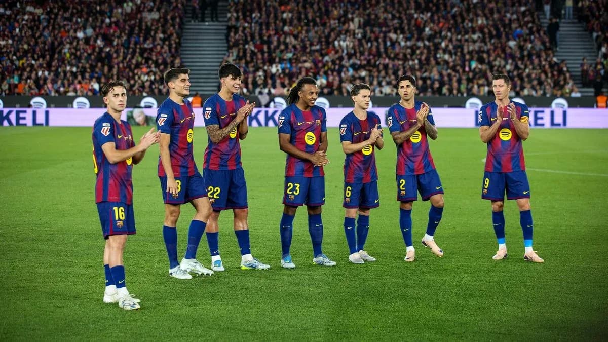 Jugadores de Barcelona aplaudiendo en el campo Jugadores de Barcelona aplaudiendo en el campo