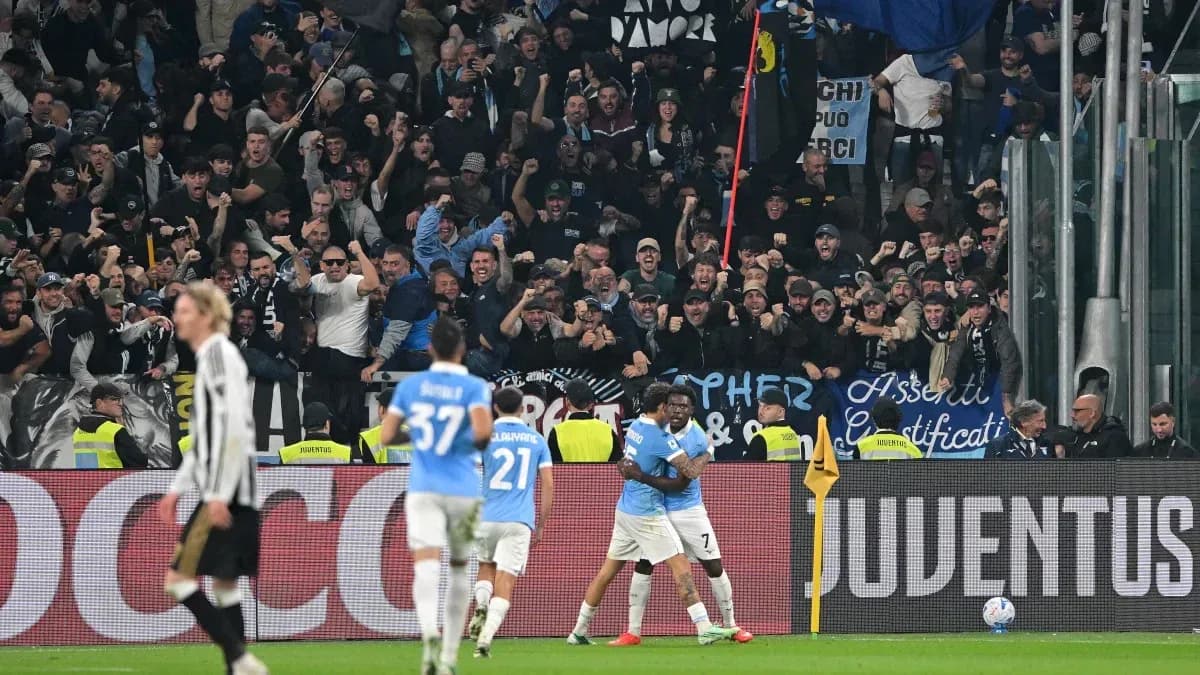 Jugadores de Lazio celebrando con aficionados en el estadio Jugadores de Lazio celebrando con aficionados en el estadio