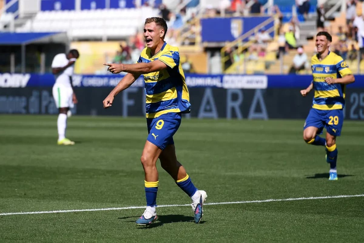 Jugador de Parma celebrando un gol en el campo Jugador de Parma celebrando un gol en el campo