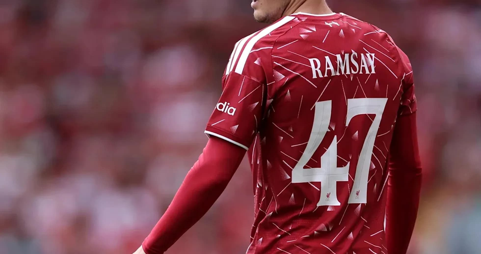Jugador con camiseta roja en el campo de fútbol Jugador con camiseta roja en el campo de fútbol
