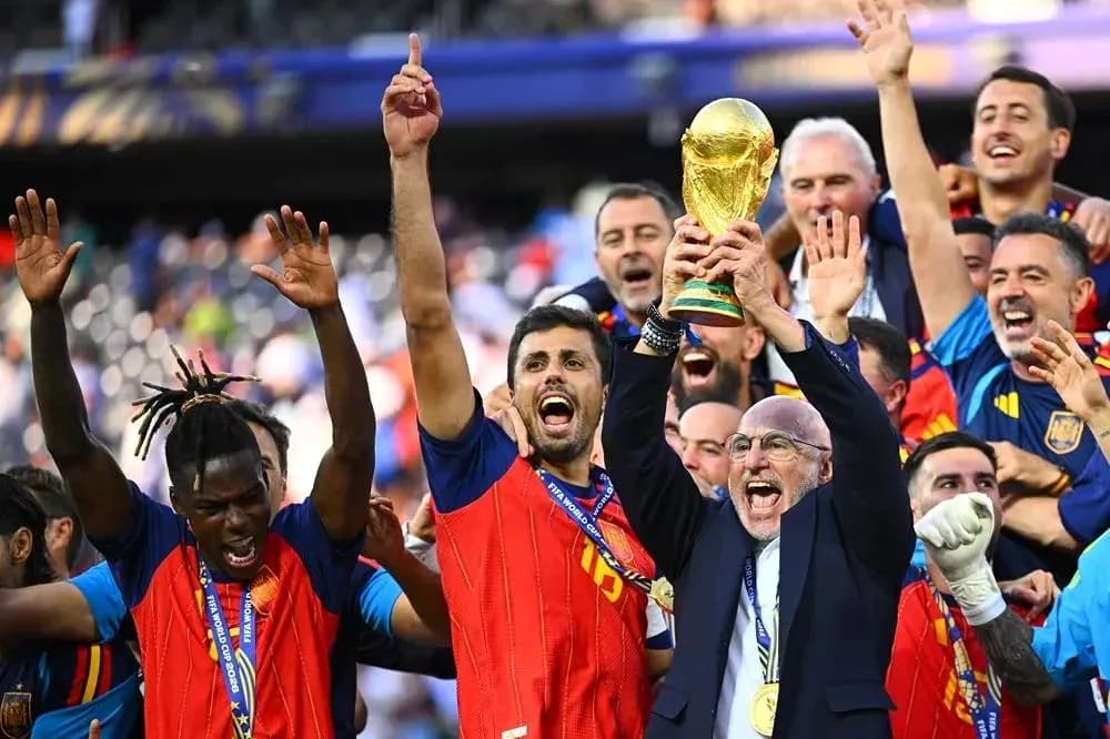 Equipo celebra con trofeo de la Copa Mundial Equipo celebra con trofeo de la Copa Mundial