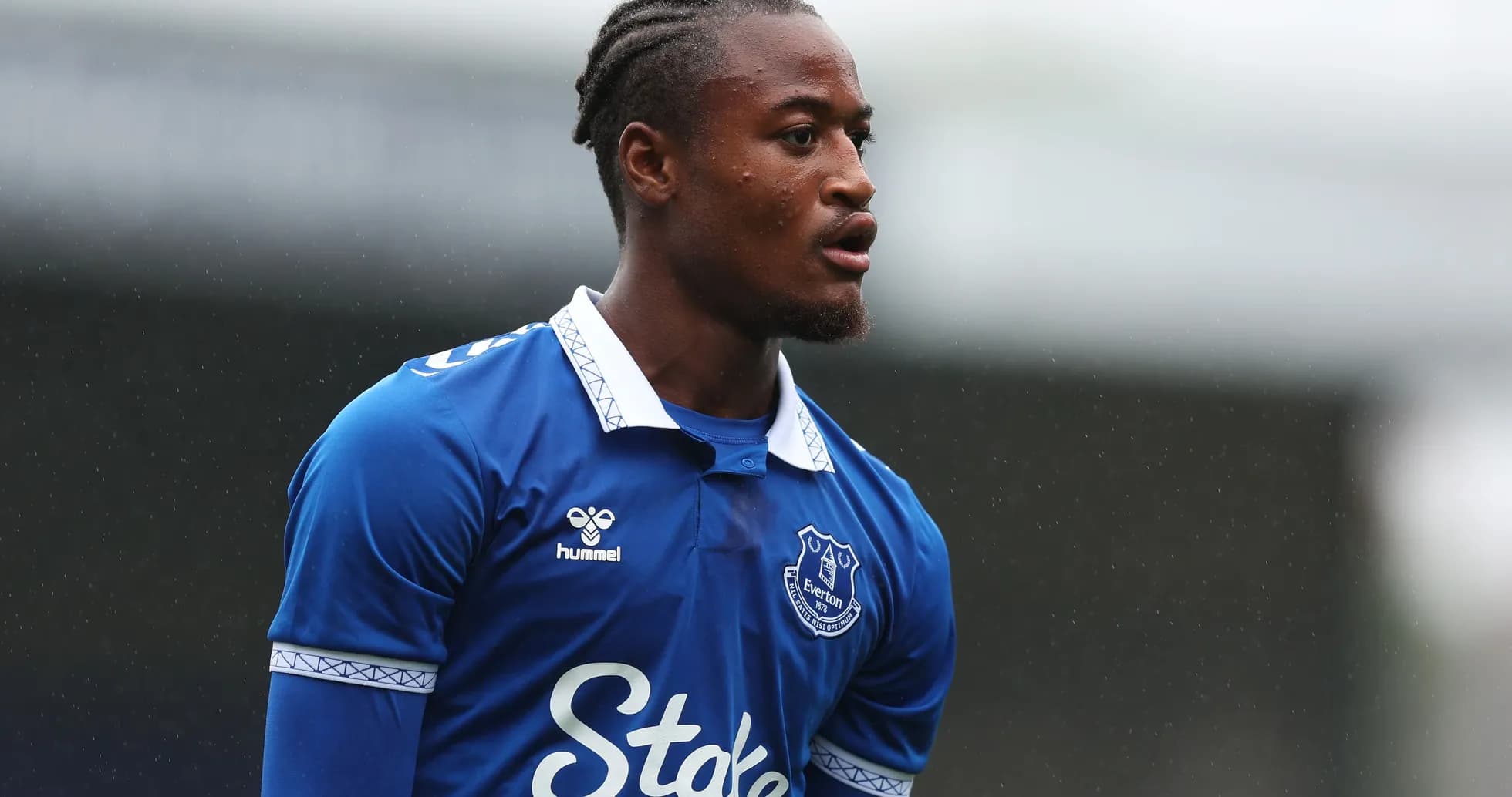 Jugador de Everton en camiseta azul durante el partido Jugador de Everton en camiseta azul durante el partido