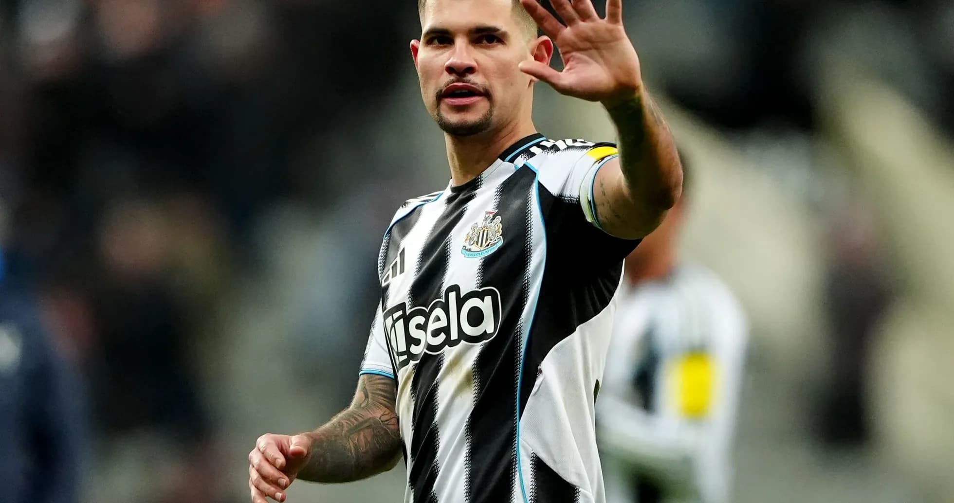 Jugador de Newcastle United saludando al público Jugador de Newcastle United saludando al público