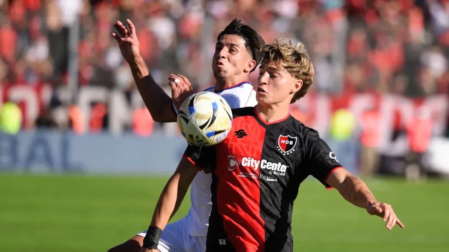 Jugadores de San Lorenzo y Newell's disputando el balón Jugadores de San Lorenzo y Newell's disputando el balón