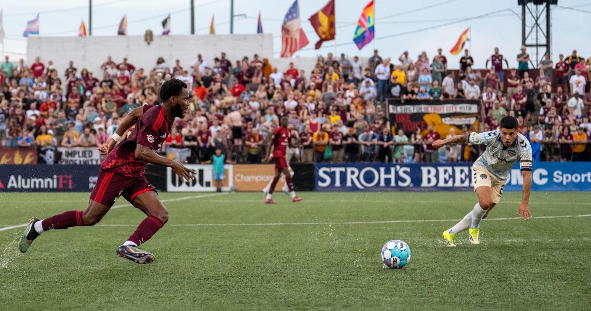 Jugador de Detroit City persigue el balón Jugador de Detroit City persigue el balón