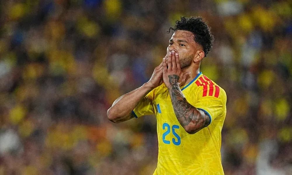 Jugador colombiano con camiseta amarilla en el partido Jugador colombiano con camiseta amarilla en el partido