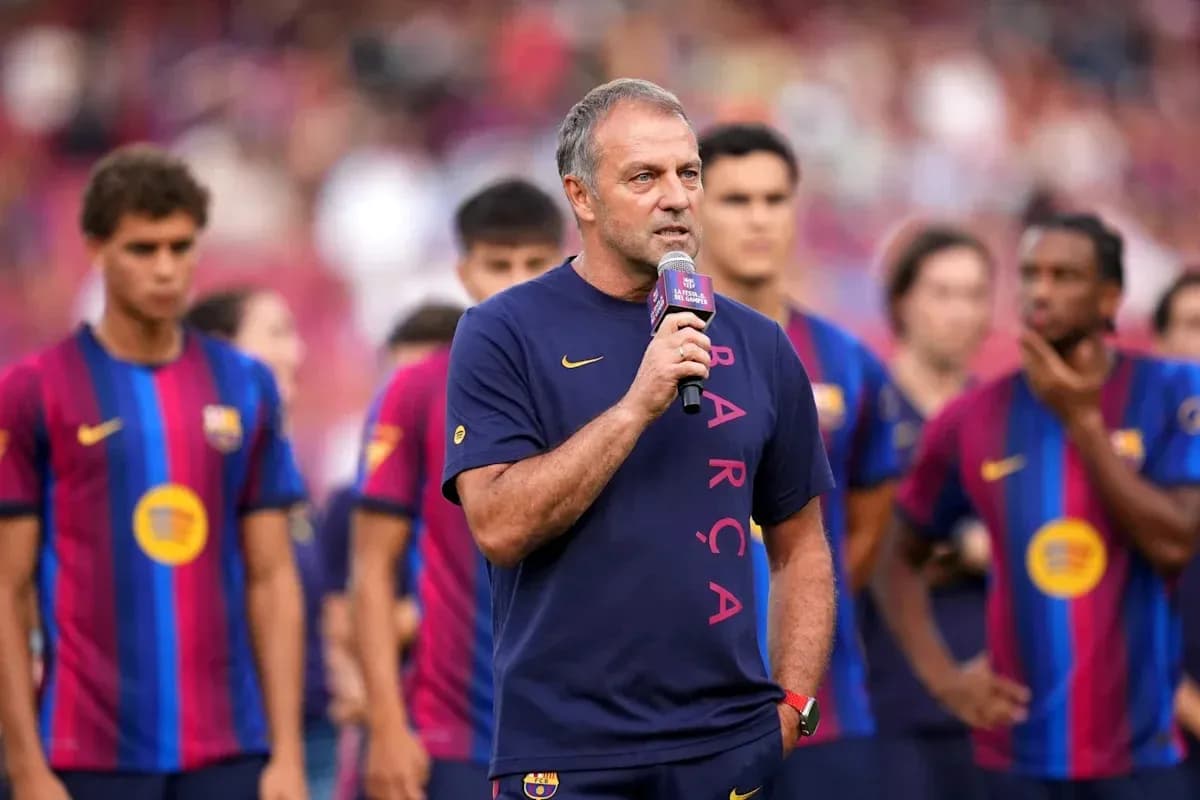 Entrenador hablando en evento con jugadores del FC Barcelona Entrenador hablando en evento con jugadores del FC Barcelona