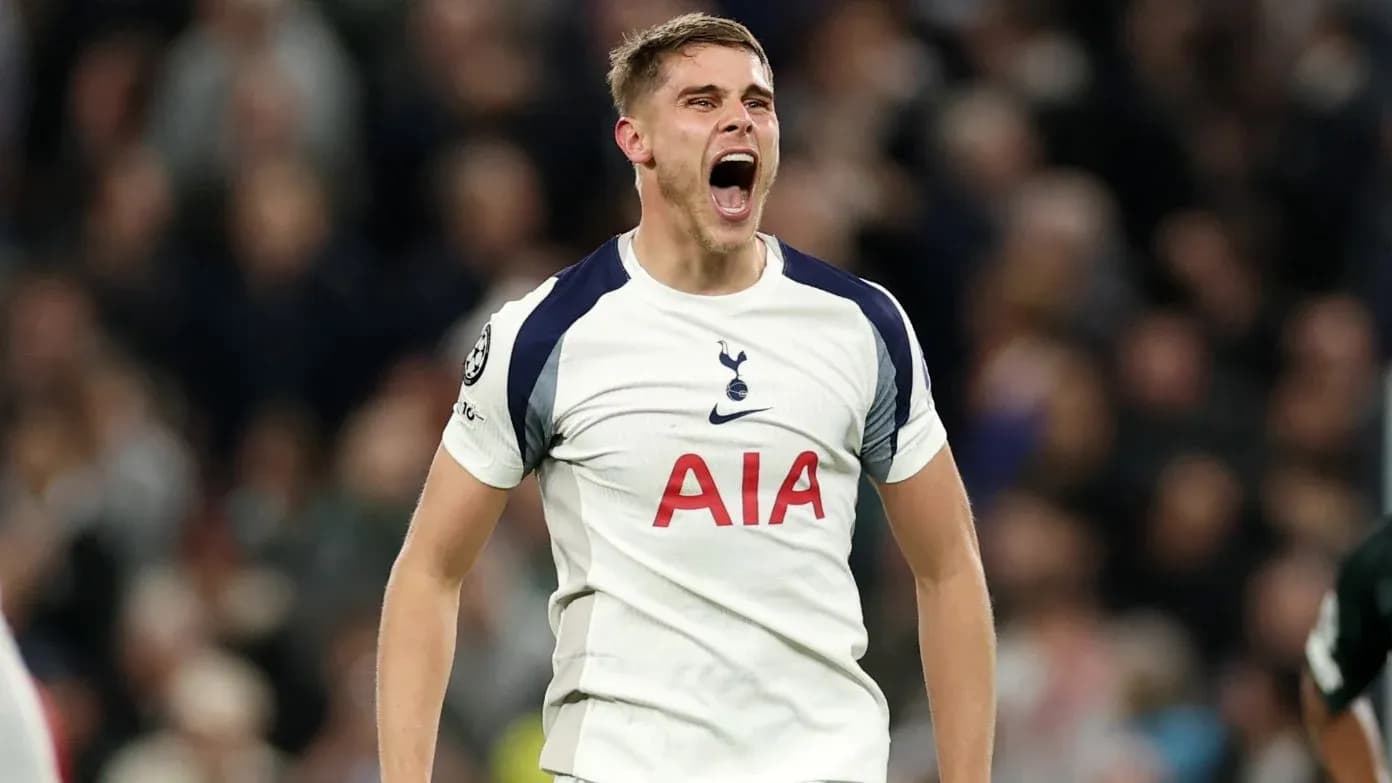 Jugador de Tottenham celebrando un gol en el partido Jugador de Tottenham celebrando un gol en el partido