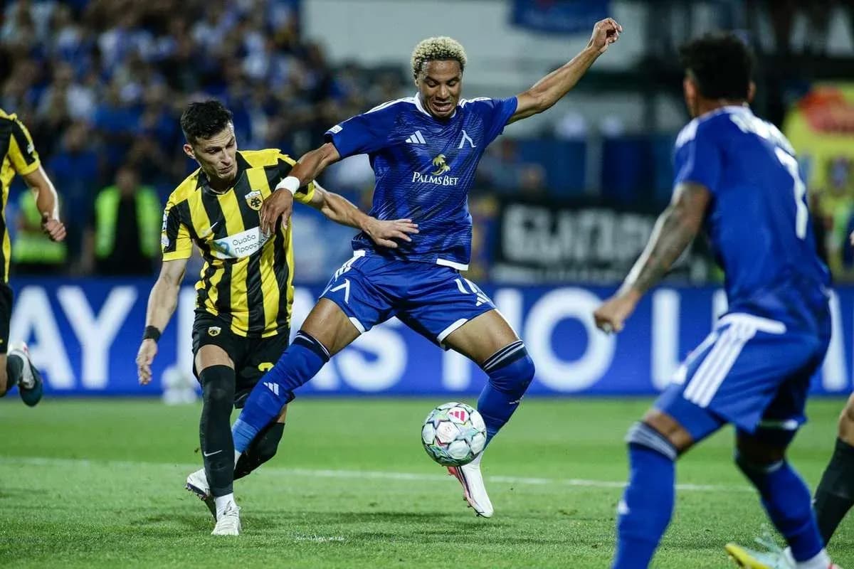 Jugador de Levski Sofia driblando a un rival Jugador de Levski Sofia driblando a un rival