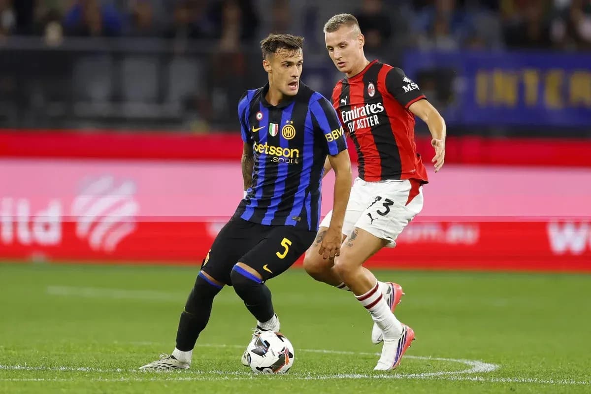 Jugador de Inter driblando a defensor de AC Milan Jugador de Inter driblando a defensor de AC Milan