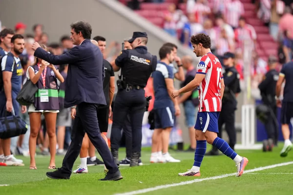 Entrenador saluda a jugador en el campo Entrenador saluda a jugador en el campo