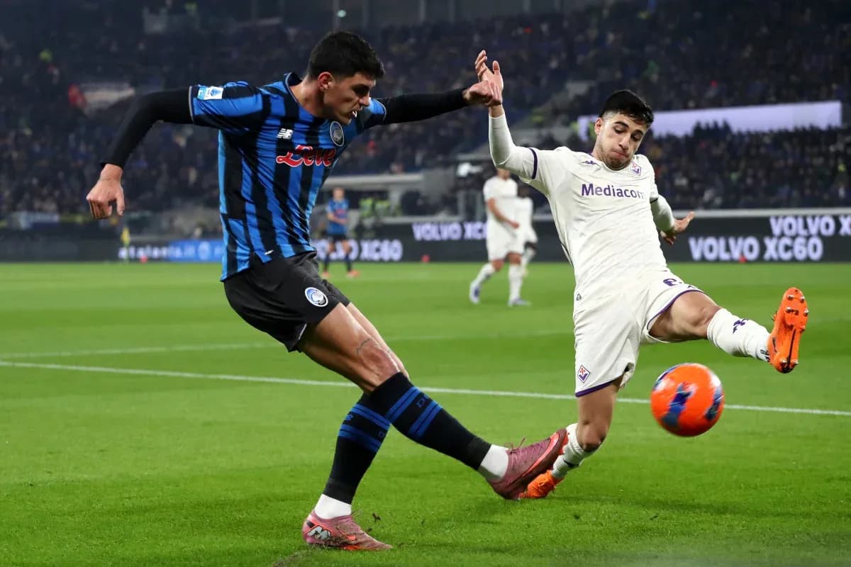 Jugador de Atalanta interviniendo contra Fiorentina Jugador de Atalanta interviniendo contra Fiorentina