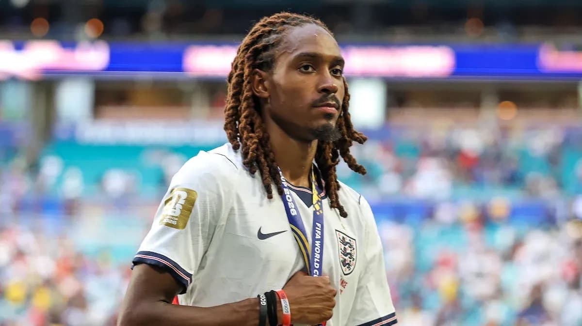 Jugador con medalla caminando tras el partido Jugador con medalla caminando tras el partido