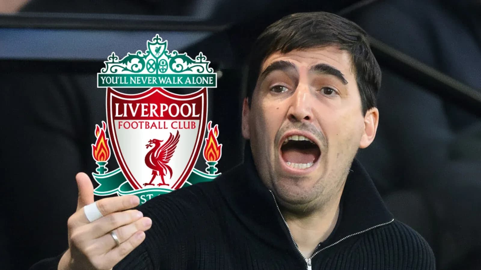 Entrenador gesticulando frente al escudo de Liverpool Entrenador gesticulando frente al escudo de Liverpool