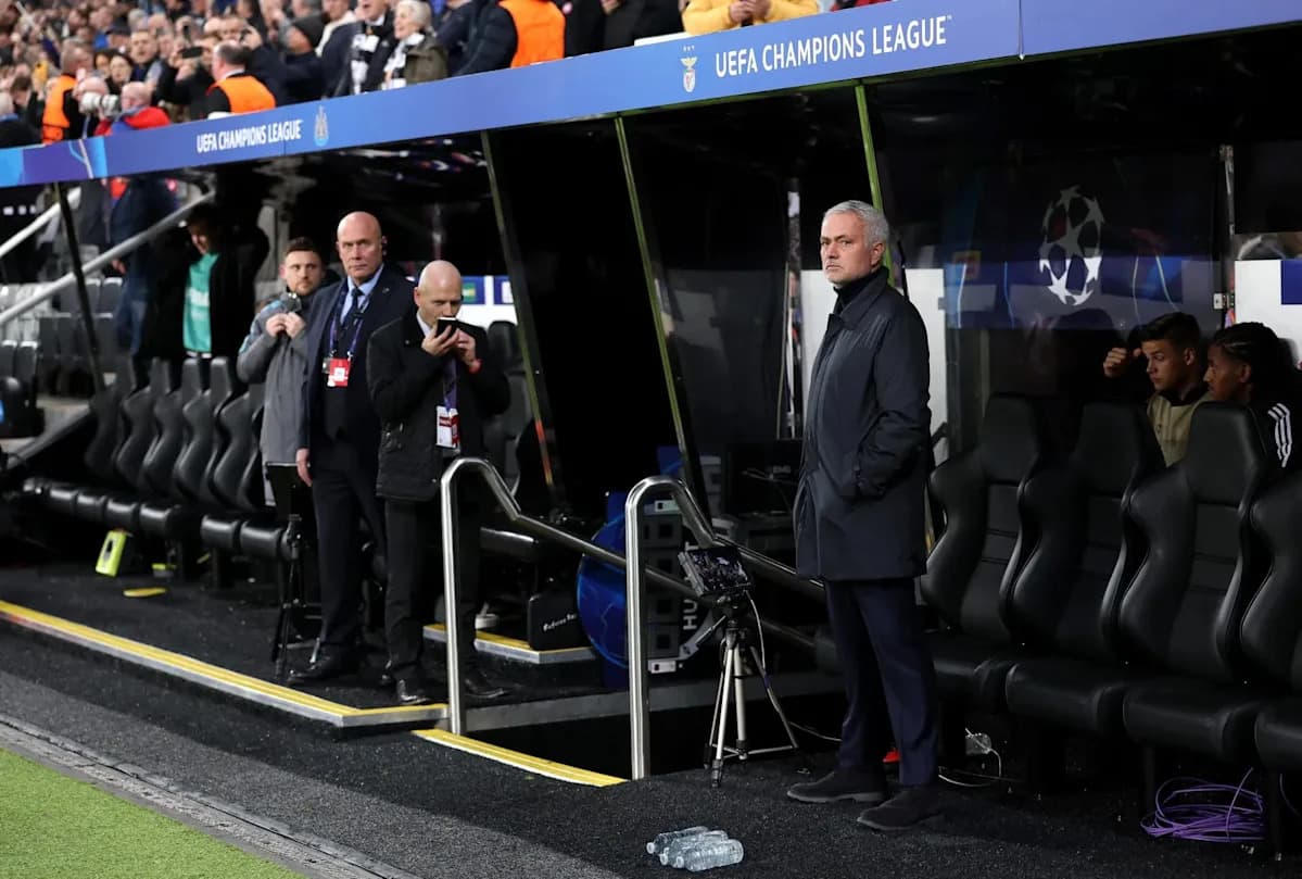 Entrenador en el banquillo durante un partido Entrenador en el banquillo durante un partido