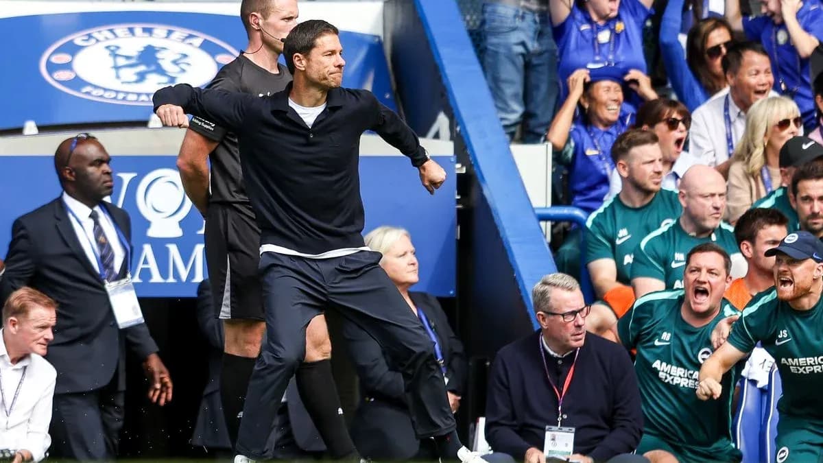 Entrenador gesticulando durante un partido en Stamford Bridge Entrenador gesticulando durante un partido en Stamford Bridge