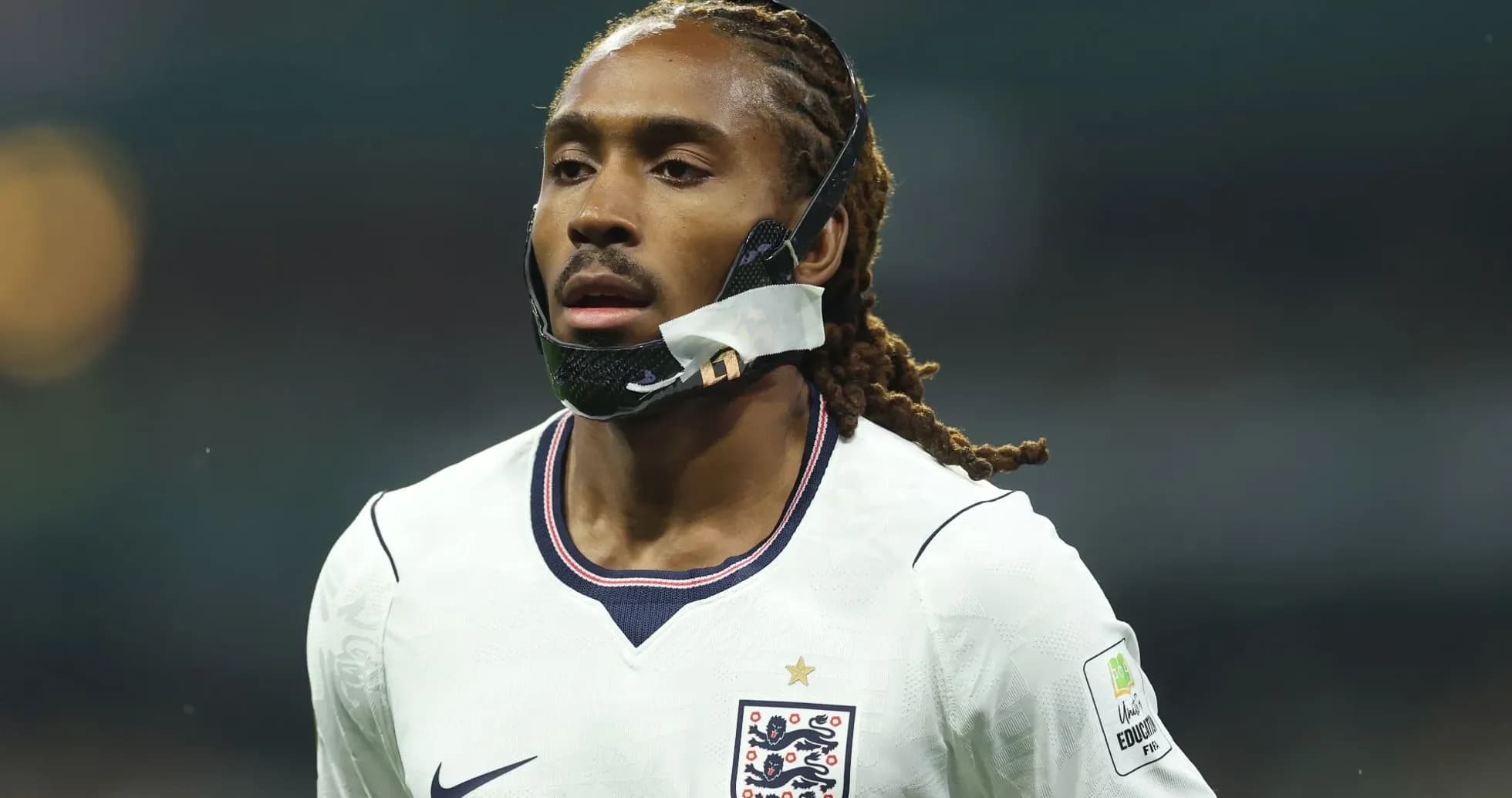 Jugador de Inglaterra con máscara en el campo Jugador de Inglaterra con máscara en el campo