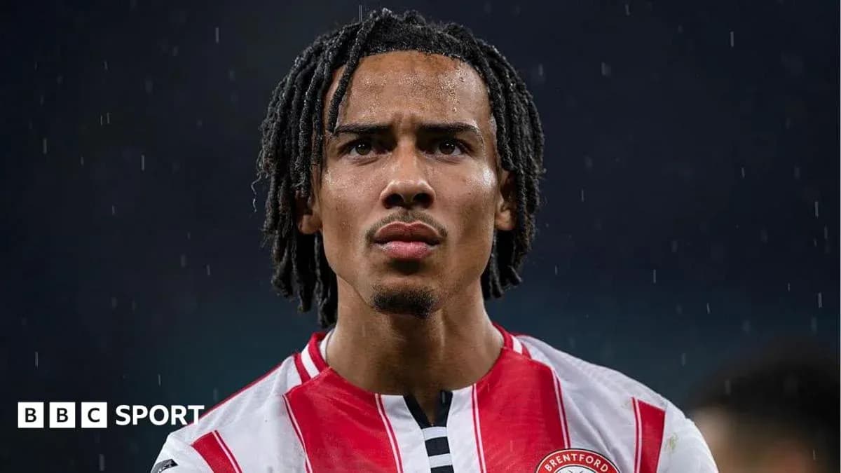 Jugador de Brentford en la lluvia durante un partido Jugador de Brentford en la lluvia durante un partido
