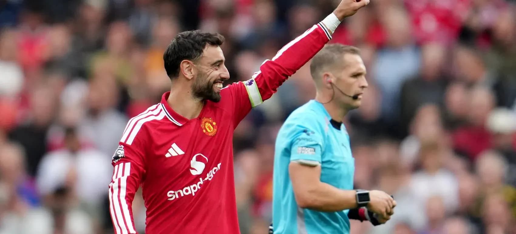 Bruno Fernandes celebrando con el árbitro en partido Bruno Fernandes celebrando con el árbitro en partido