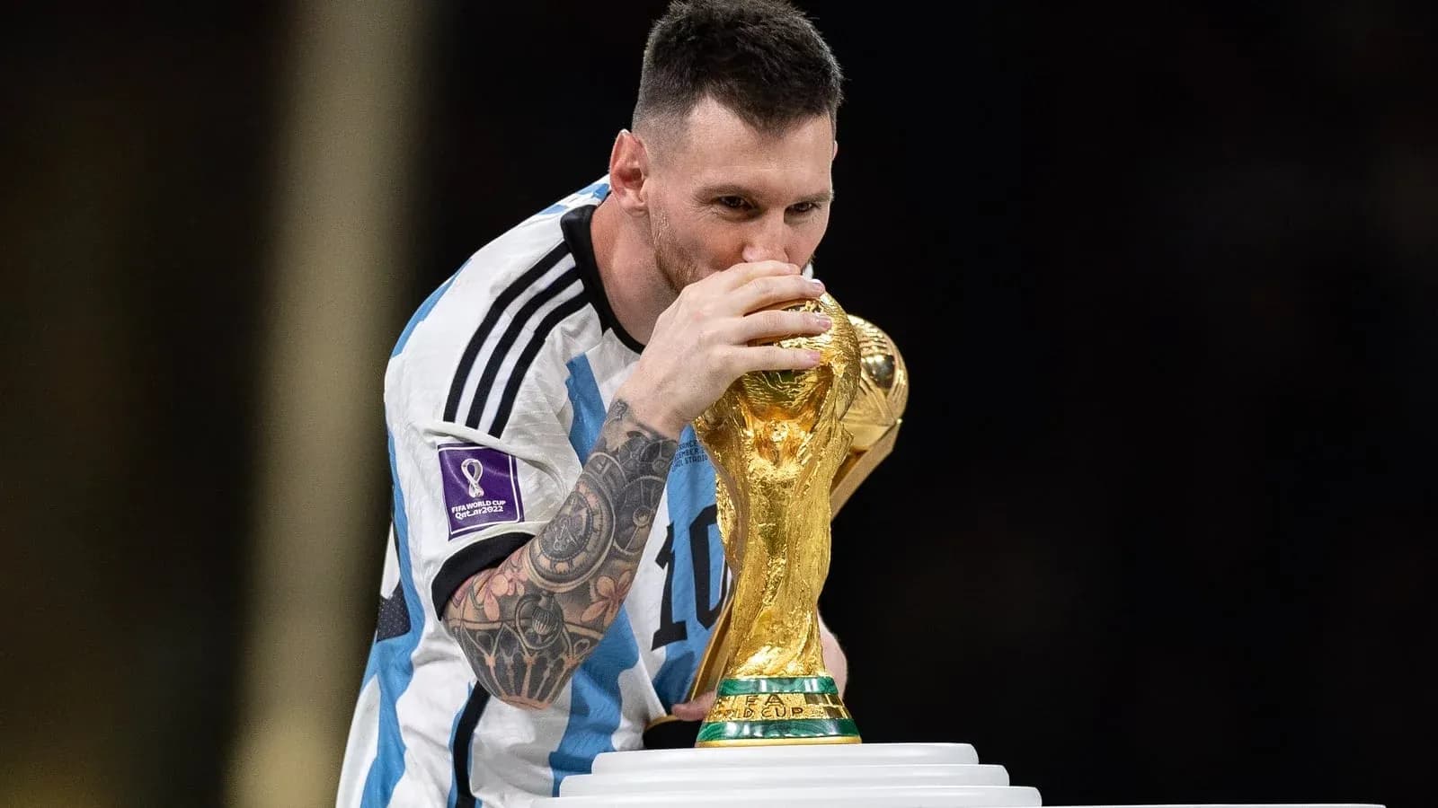 Jugador levantando el trofeo de la Copa del Mundo Jugador levantando el trofeo de la Copa del Mundo