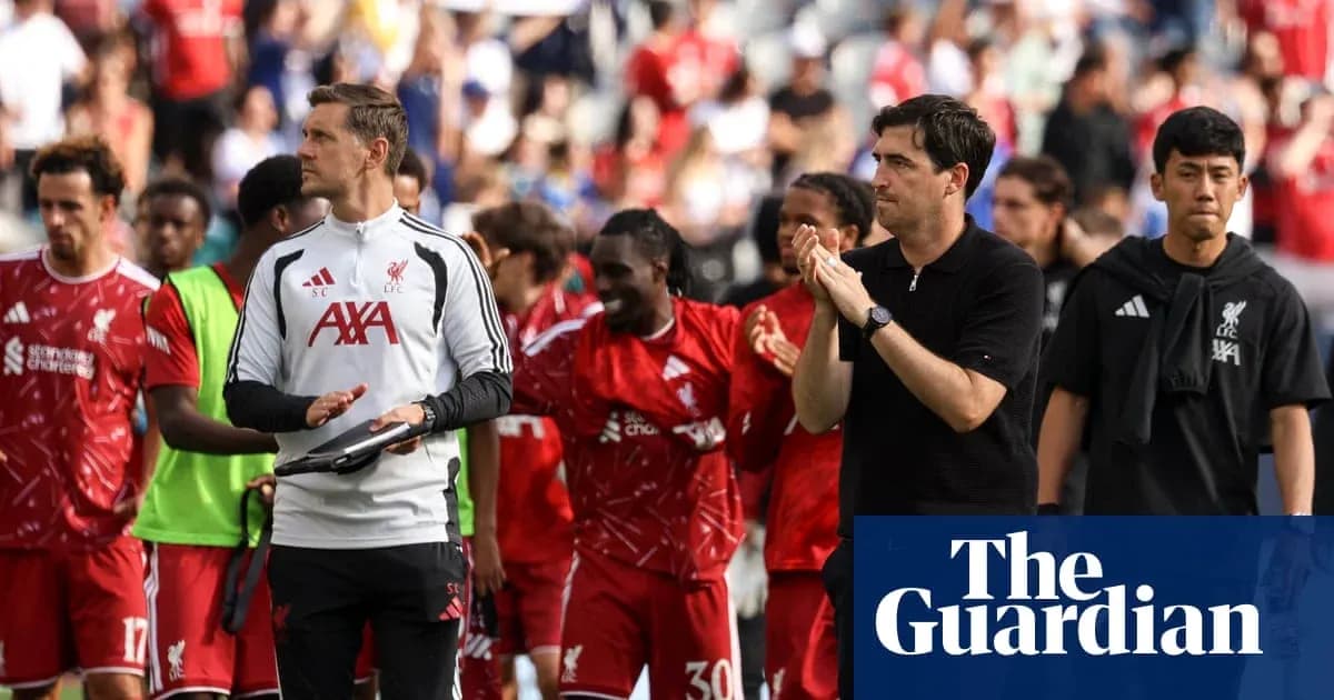 Jugadores de Liverpool saludando tras el partido Jugadores de Liverpool saludando tras el partido
