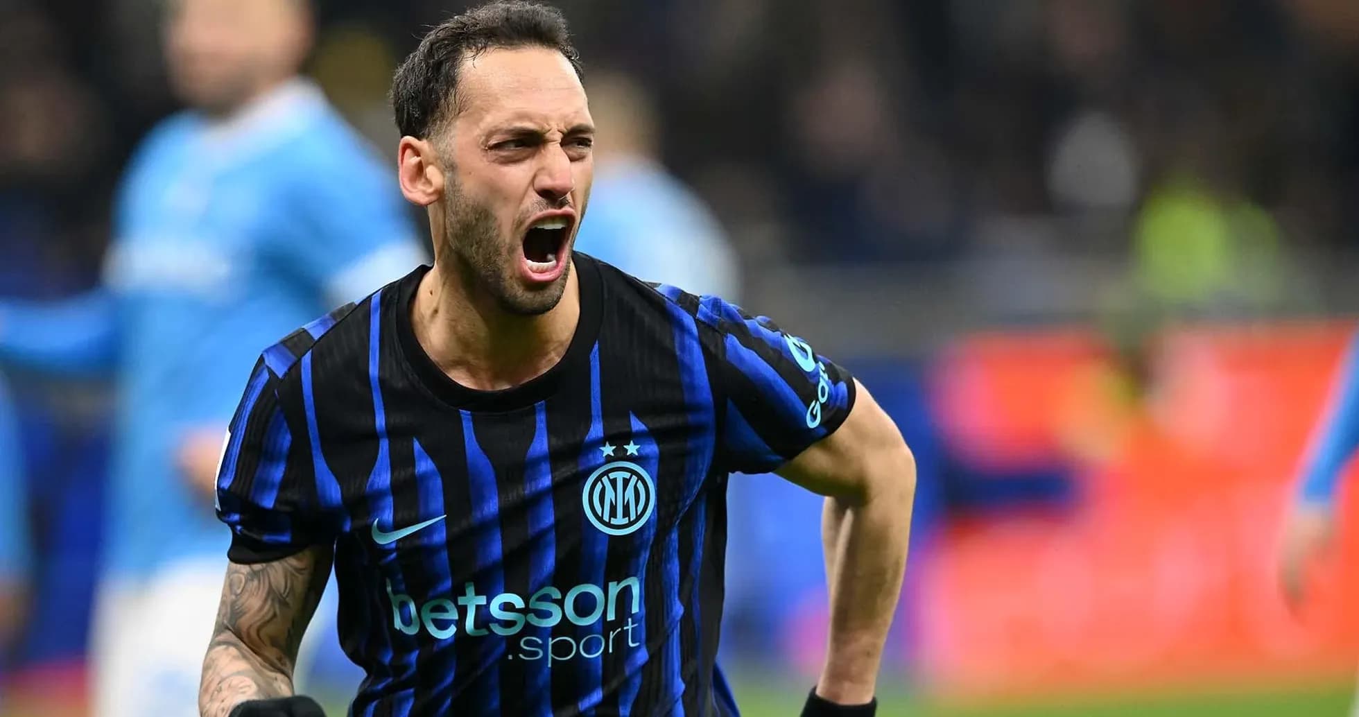 Hakan Çalhanoğlu celebra un gol para el Inter Hakan Çalhanoğlu celebra un gol para el Inter