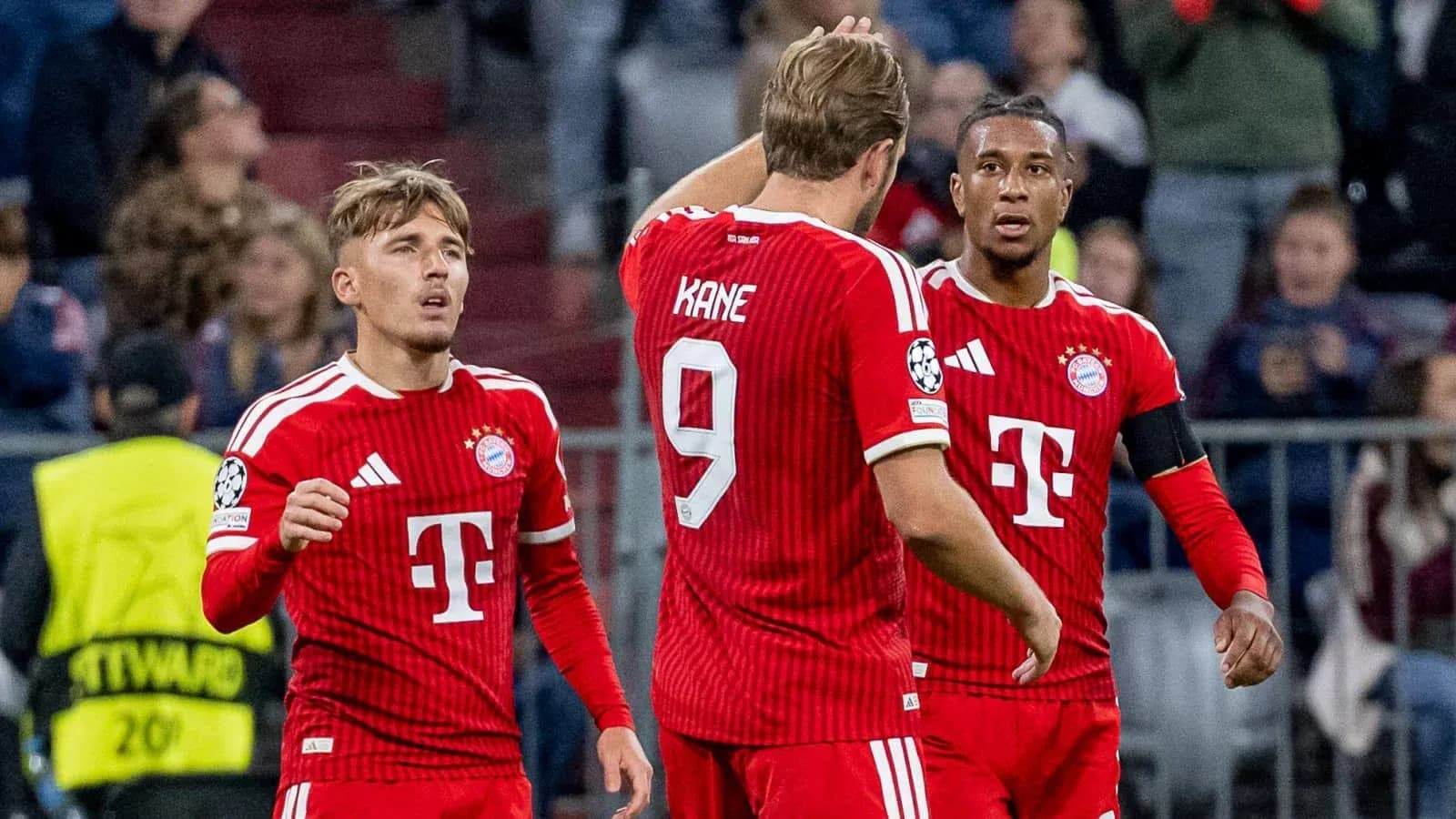 Jugadores de Bayern Múnich celebrando en el campo Jugadores de Bayern Múnich celebrando en el campo