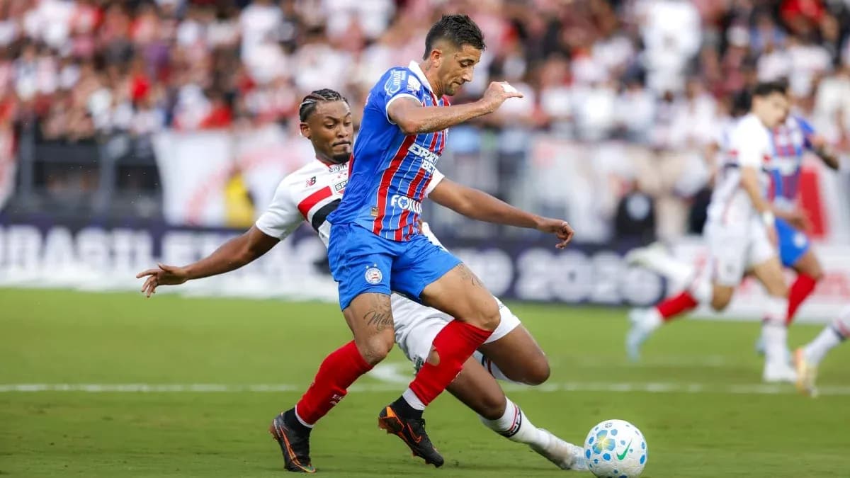 Jugador de Bahia enfrentando a un rival de Sao Paulo Jugador de Bahia enfrentando a un rival de Sao Paulo