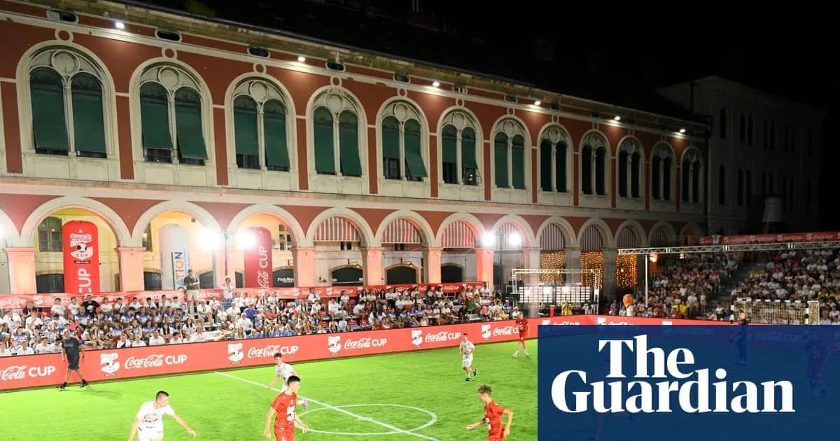 Partido de fútbol en el Coca-Cola Cup de noche Partido de fútbol en el Coca-Cola Cup de noche