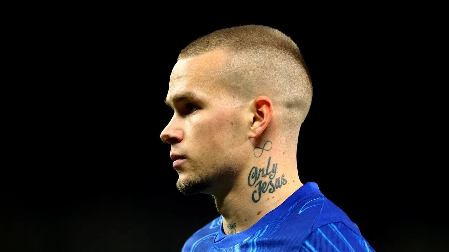 Jugador con camiseta azul en perfil Jugador con camiseta azul en perfil