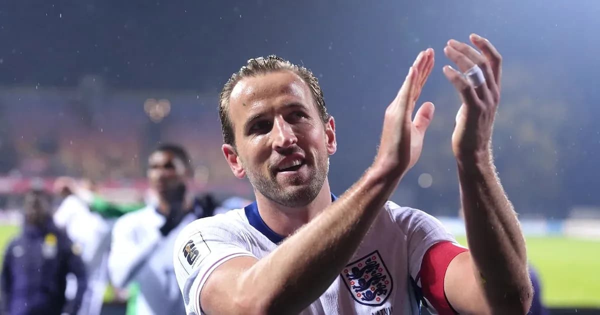 Jugador aplaudiendo tras el partido de Inglaterra Jugador aplaudiendo tras el partido de Inglaterra