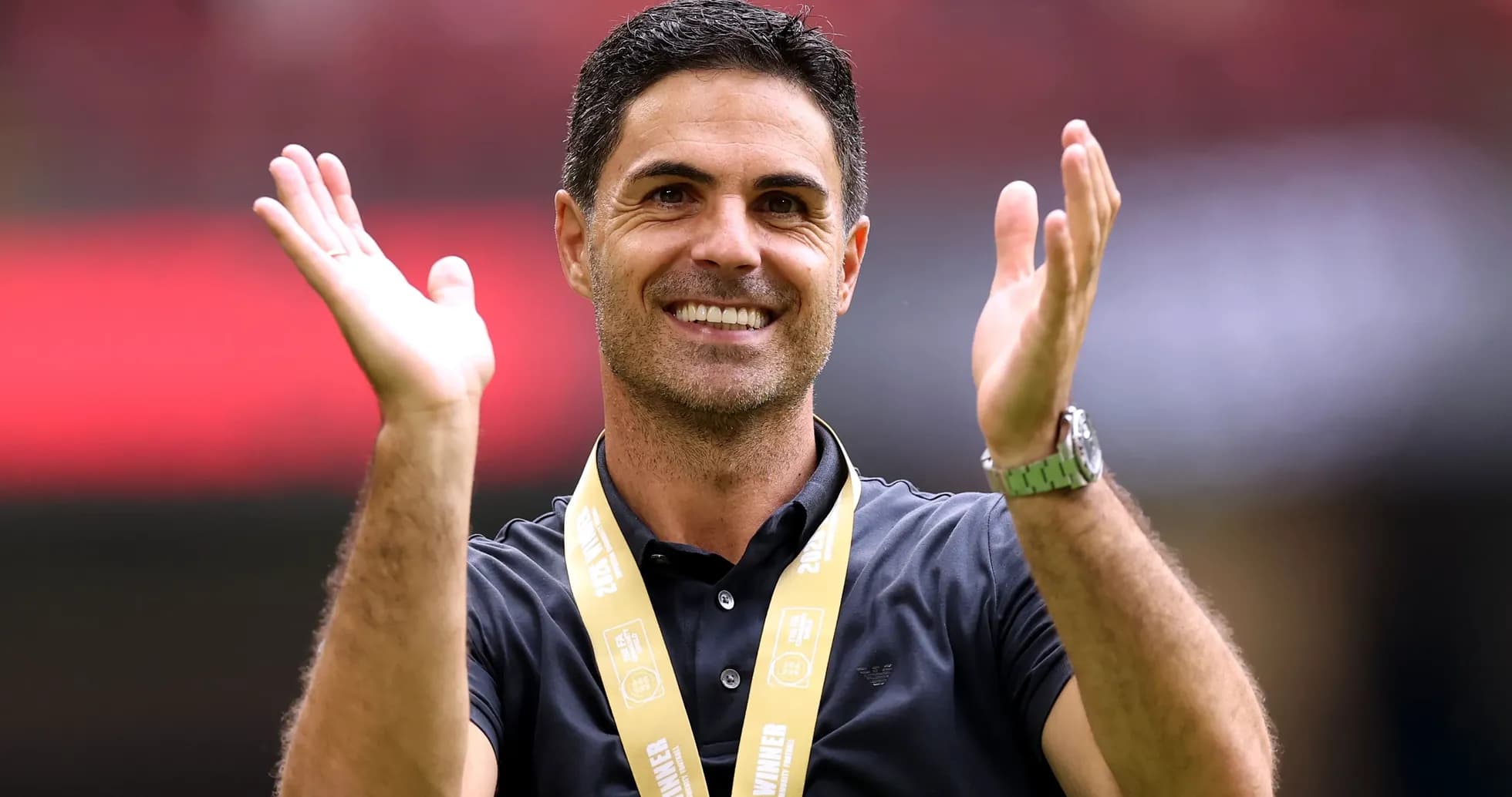 Entrenador aplaudiendo con medalla en el cuello Entrenador aplaudiendo con medalla en el cuello