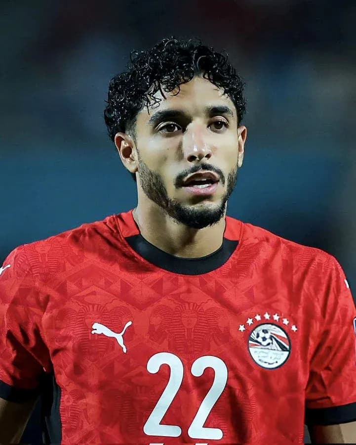 Jugador de Egipto con camiseta roja en el campo Jugador de Egipto con camiseta roja en el campo