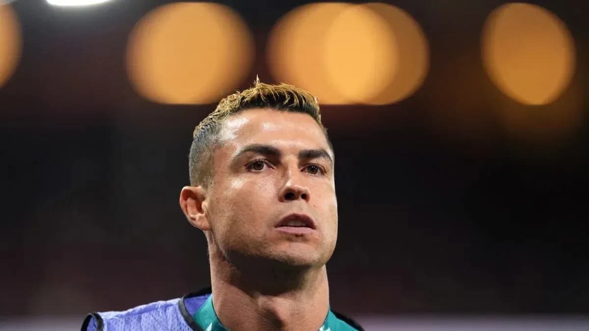 Cristiano Ronaldo en el campo antes del partido Cristiano Ronaldo en el campo antes del partido