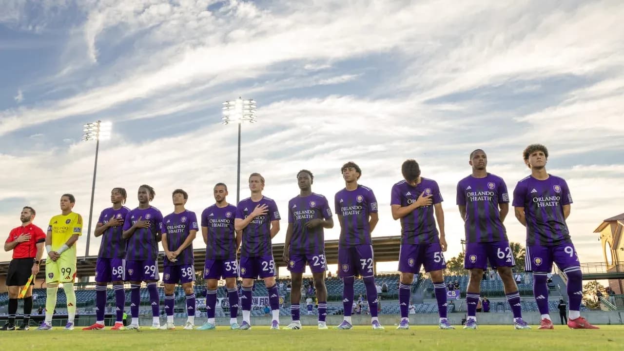 Jugadores de Orlando City II alineados para el himno Jugadores de Orlando City II alineados para el himno