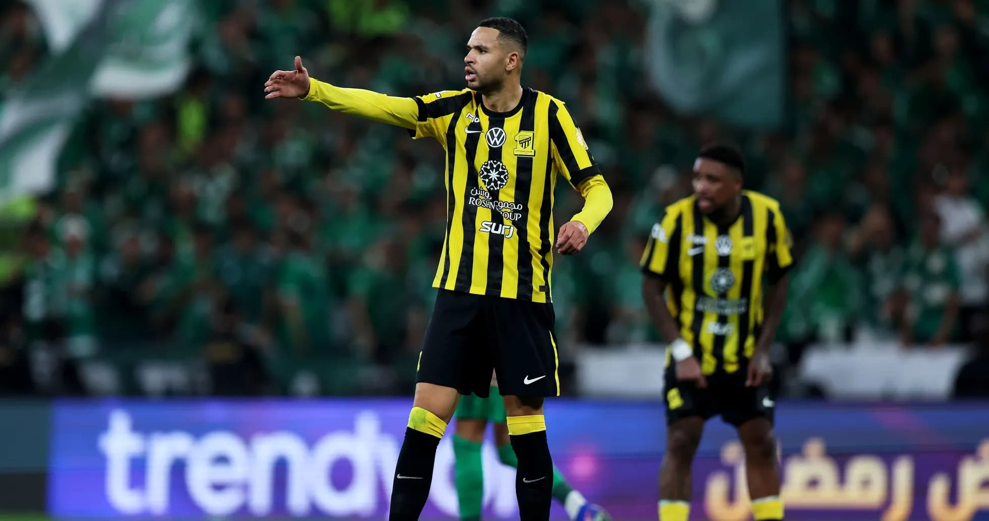 Jugador de Ittihad dirigiendo a sus compañeros en el campo Jugador de Ittihad dirigiendo a sus compañeros en el campo