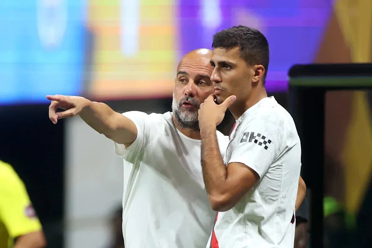 Entrenador dando instrucciones a jugador durante el partido Entrenador dando instrucciones a jugador durante el partido
