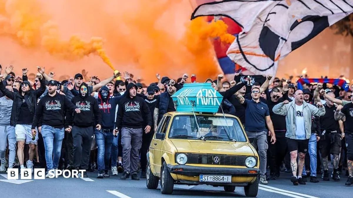 Aficionados con bengalas marchando junto a un coche Aficionados con bengalas marchando junto a un coche