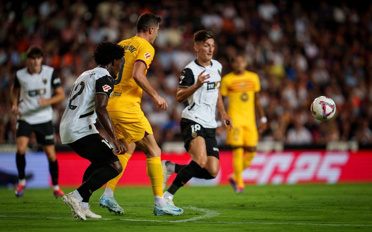 Jugadores de Valencia y Barcelona en acción Jugadores de Valencia y Barcelona en acción