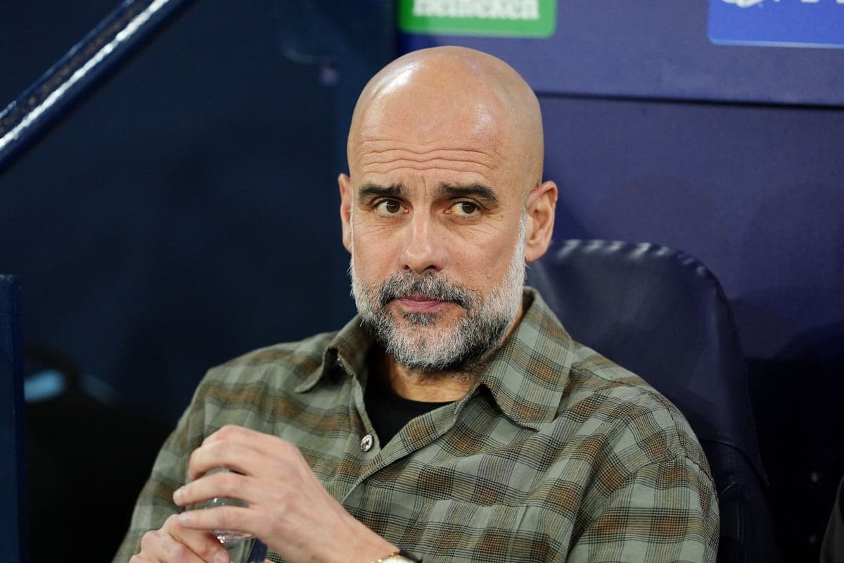 Entrenador sentado en el banquillo durante el partido Entrenador sentado en el banquillo durante el partido