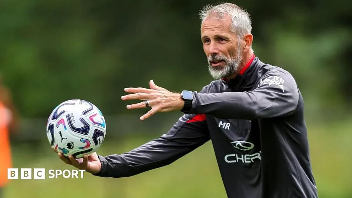 Entrenador dirigiendo una sesión de entrenamiento con balón Entrenador dirigiendo una sesión de entrenamiento con balón