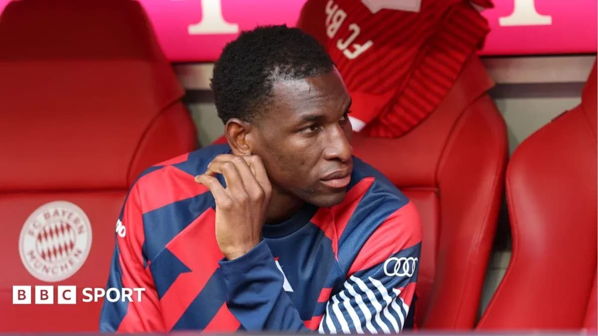 Jugador sentado en el banquillo de FC Bayern Múnich Jugador sentado en el banquillo de FC Bayern Múnich