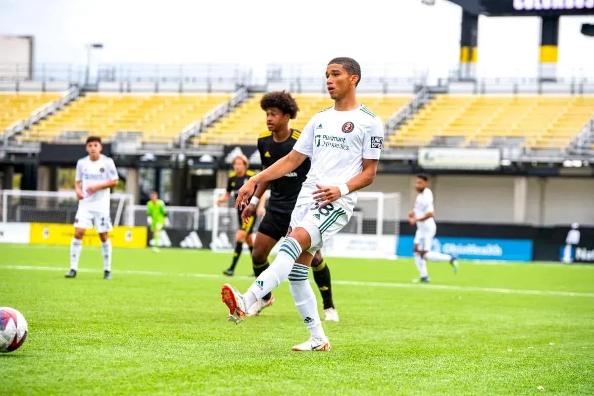 Jugador de Atlanta United II en acción Jugador de Atlanta United II en acción